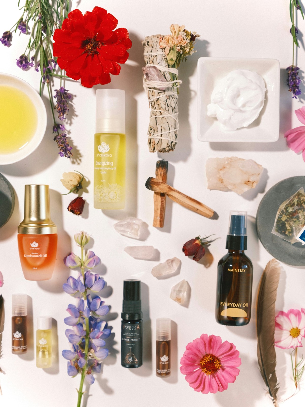 Ätherische Öle, Naturkosmetik, getrocknete Blüten und Kristalle als Sinnbild für ganzheitliche Ayurveda-Pflege